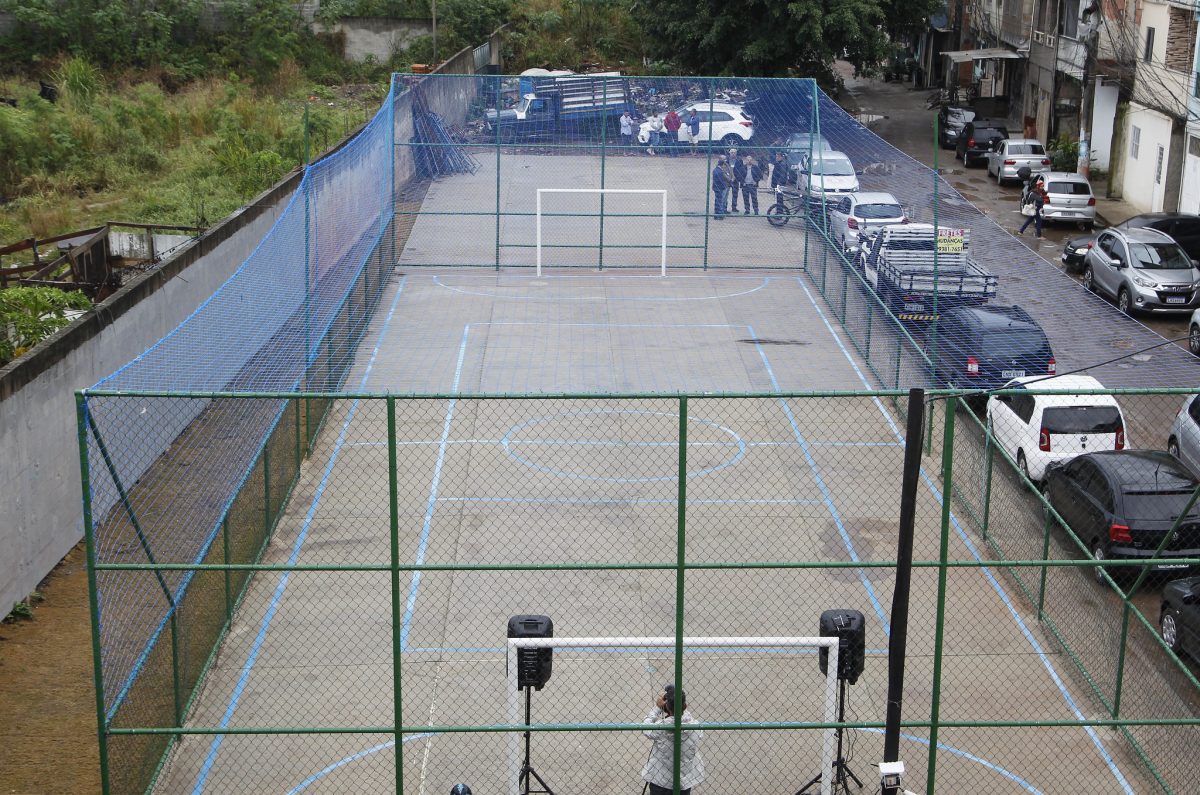 Vista superior da quadra de esportes que os moradores do Complexo da Beira-Rio ganharam, num terreno que era baldio e acumulava lixo. Foto: Paulo Sérgio / Prefeitura do Rio