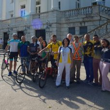 Ciclistas fazem pose na porta do Palácio da Cidade: evento marcou a criação da APCC do Porto, área para treinamento em segurança. Foto: Marco Antonio Rezende / Prefeitura do Rio