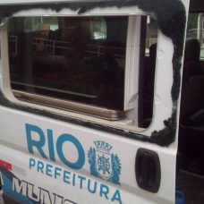 Viatura da Guarda Municipal com vidros quebrados após pedradas de torcedores na comemoração do Flamengo. Foto: divulgação