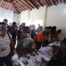 Moradores do Mangueira I assinam os papéis para recebimento do RGI: comprovação de propriedade sobre os imóveis onde moram. Foto: Edvaldo Reis / Prefeitura do Rio