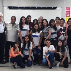 Não foi à toa que a premiação das melhores redações e desenhos da XIV Jornada Interdisciplinar Holocausto & Direitos Humanos - As violações de Direitos Humanos: Ontem e Hoje - aconteceu no dia 10/12. Exatamente nesta data comemora-se o dia Internacional dos Direitos Humanos. A iniciativa, uma parceria entre a Secretaria Municipal de Educação do Rio de Janeiro, a Associação Judaica B'nai B'rith e a Secretaria de Estado de Educação, realiza há 14 anos uma programação de palestras e atividades para complementar o trabalho dos professores, que já abordam o tema em aulas. O evento também busca estimular entre os alunos uma reflexão sobre intolerância e preconceito.