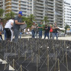 Pipas pretas são usadas em protesto contra o uso de cerol