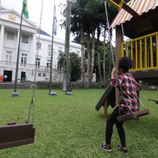 Um dos brinquedos feitos com material reciclado que equipam praças públicas, montado nos jardins do Palácio da Cidade. FOTO: Hudson Pontes/Prefeitura do Rio