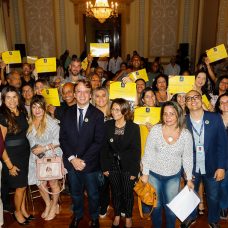 Representantes das instituições que participam do Cadeira Cativa exibem seus certificados em companhia do secretário de Cultura. Foto: Marcelo Piu/Prefeitura do Rio