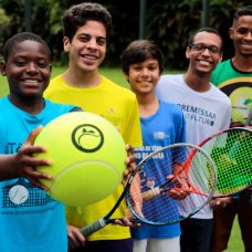 Carlos Henrique, 12 anos, Guilherme Fernandes, 15, Valter Albuquerque, 13, Lucas Cunha, 20 e Lucas Torres, 18: atendidos pelos projetos sociais apoiados pelo Rio Open. FOTO: Marcos de Paula/Prefeitura do Rio
