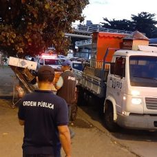 Agentes apreenderam mercadorias irregulares vendidas por ambulantes. Foto: Divulgação / Seop