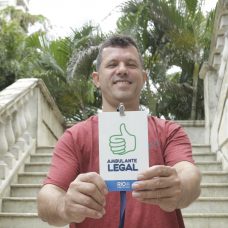 Claudeci da Silva, vendedor de churrasquinho em São Cristóvão, exibe, feliz. o crachá que conquistou do Ambulante Legal. Foto: Mariana Ramos / Prefeitura do Rio