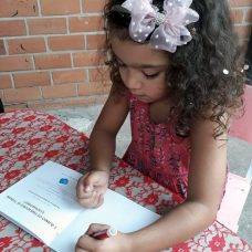 Alunos do maternal de creche municipal lançam livros de ilustrações