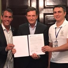 O prefeito Marcelo Crivella mostra o termo de cessão de terreno da Prefeitura ao governo do Estado, ao lado do vereador Marcelo Siciliano e do secretário estadual de Educação, Pedro Fernandes. Foto: Paula Seabra / Prefeitura do Rio