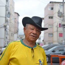 Arnaldo, agora um feliz proprietário do apartamento onde vive, em Triagem. "Morei em muita casa que não era minha. E isso era desesperador", contou. Foto: Marco Antonio Rezende / Prefeitura do Rio