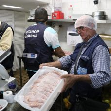 Inspeção em cozinha de um dos hotéis visitados por técnicos da Vigilância Sanitária. Foto: divulgação / Subvisa