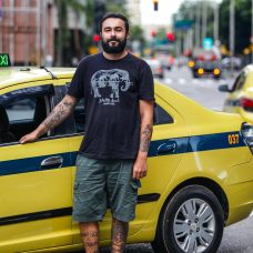 Daniel de Castro Pereira Paes é taxista: bermuda para enfrentar o verão carioca