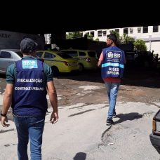 Fiscais retiram lava a jatos clandestinos nas imediações do Túnel Noel Rosa. Foto: Divulgação / Prefeitura Rio