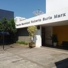A entrada da Escola Municipal Roberto Burle Marx, em Curicica