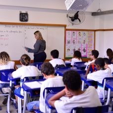 Professor dá aula em escola carioca