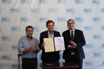 O prefeito Crivella mostra contrato assinado com a Caixa, ao lado do secretário Sebastião Bruno e do gerente regional Felipe Vinícius. Foto: Hudson Pontes / Prefeitura do Rio