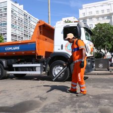 Gari faz limpeza em frente ao Copacabana Palace no Réveillon. Foto: divulgação