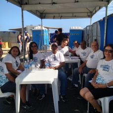 Idosos que trabalharam em evento na praia no fim de semana, graças ao programa Empregabilidade. Foto: divulgação