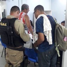 Guarda municipal ao lado do pai do bebê salvo após ter engasgado. Foto: divulgação GM