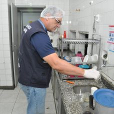 Técnico da Vigilância Sanitária municipal faz coleta de água para análise. Foto: Nelson Duarte / Prefeitura do Rio
