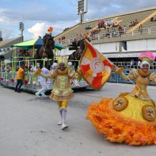 Com enredo em homenagem ao mundo do circo a Corações Unidos do Ciep levou dois mil alunos à Sapucaí