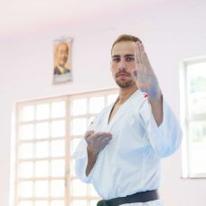 Aos 26 anos, Filipe Medeiros exibe as medalhas já conquistadas no karatê. Foto: Rhavinne Vaz / Prefeitura do Rio