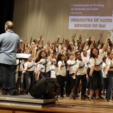 Orquestra de Vozes Meninos do Rio, formada por 40 alunos de escolas municipais, se apresenta de graça no Pier Mauá