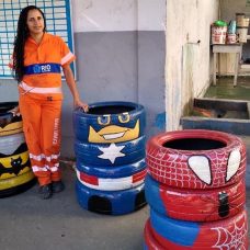 Jonaisa D’Ávila ao lado de suas criações