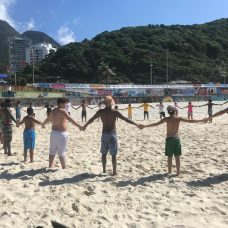 Mutirão de limpeza na praia, em São Conrado