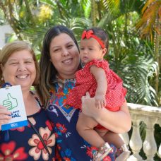 Marina exibe seu crachá, ao lado da filha Jaqueline e da neta Antonella. Foto: Marco Antonio Rezende / Prefeitura do Rio