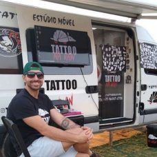 Leandro Azevedo da Silva é dono de um estúdio de tatuagem sobre rodas e espera ganhar novos clientes - Foto: Divulgação