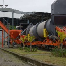 Usina de asfalto na Taquara será responsável pela fabricação do material usado no recapeamento de ruas da AP-4. Foto: Marco Antônio Rezende / Prefeitura do Rio