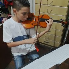 Orquestra formada por alunos de escolas municipais lança videoclipe gravado à distância