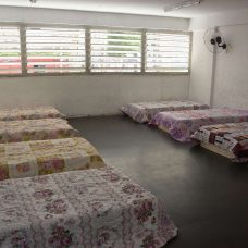 Instalações adaptadas e equipadas com beliches, roupas de cama e material de higiene. Foto: Marco Antônio Rezende/Prefeitura do Rio