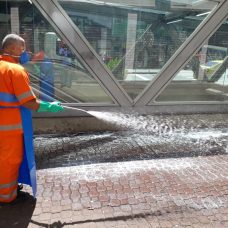 Comlurb faz testes nesta segunda-feira sobre lavagem e desinfecção das ruas. Foto: Divulgação