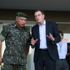 Crivella conversa com general Júlio Cesar de Arruda, comandante Militar do Leste, sobre medidas de combate ao coronavírus na cidade. Foto: Marcos de Paula / Prefeitura do Rio
