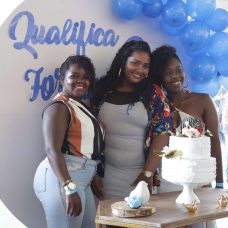 Alunos recebem diplomas de conclusão de curso profissionalizante. Foto: Hudson Pontes / Prefeitura do Rio