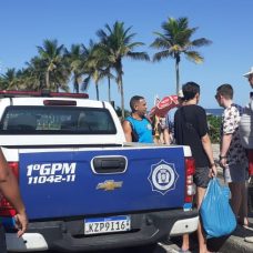 Guardas municipais atendem turistas russos que tiveram cordão recuperado após roubo. Foto: divulgação