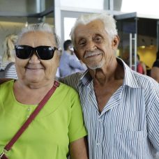 Casal Maria Marques e Raimundo de Oliveira acompanhou o anúncio do programa na Cidade das Artes. Foto: Mariana Ramos/Prefeitura do Rio