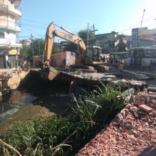 Após Tolerância Zero, máquina tem acesso ao canal para limpeza. Foto: Divulgação / Rio-Águas