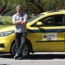 Taxista Rodrigo Campinos diz que o aplicativo Taxi.Rio trouxe esperança para a profissão. Foto: Marcelo Piu/Prefeitura do Rio