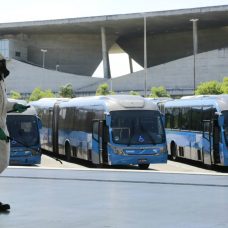 Militares fazem desinfecção nas estação Alvorada, do BRT, para conter o avanço do coronavírus. Foto: Marcos de Paula / Prefeitura do Rio