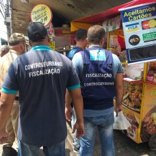 Agentes da CCU/Fazenda fiscalizam comércio de rua na Zona Oeste. Foto: divulgação