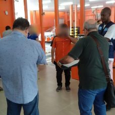 A locadora mantinha as portas abertas e os funcionários trabalhando normalmente. Foto: Divulgação