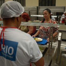 Programa dos Restaurantes Populares beneficia cidadãos diariamente. Foto: Marco Antônio Rezende / Prefeitura do Rio