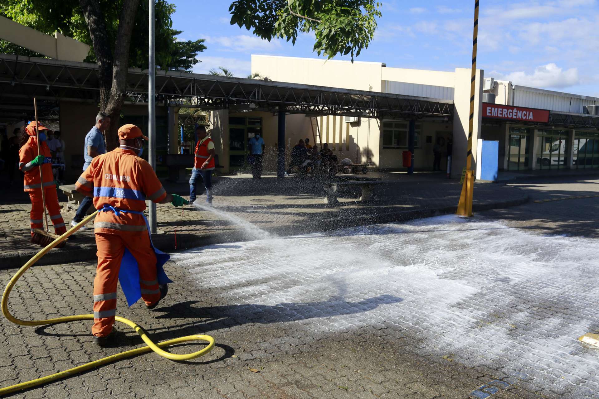 Garis fazem ação de desinfecção em frente ao Hospital Lourenço Jorge. Foto: Marcos de Paula/Prefeitura do Rio
