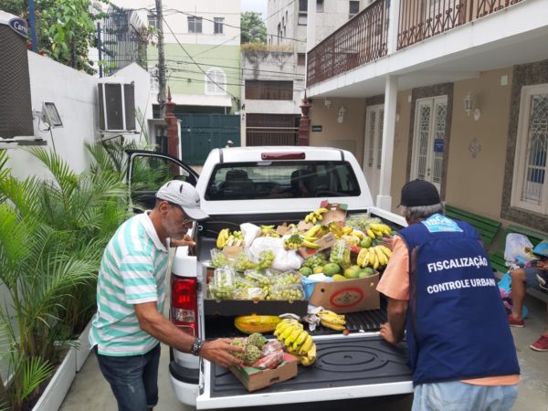 Agentes da CCU doam alimentos apreendidos em Copacabana