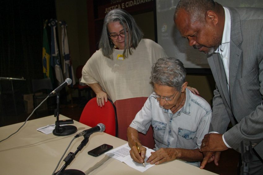 Cartilha apresenta com grande sensibilidade a convivência com o Alzheimer