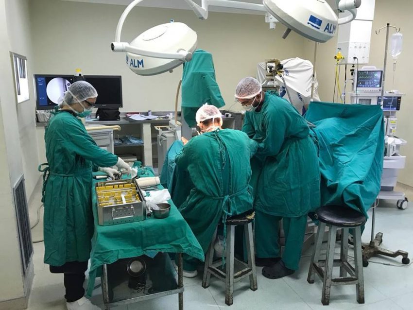 Médicos realizando procedimento no mutirão de cirurgias ortopédicas