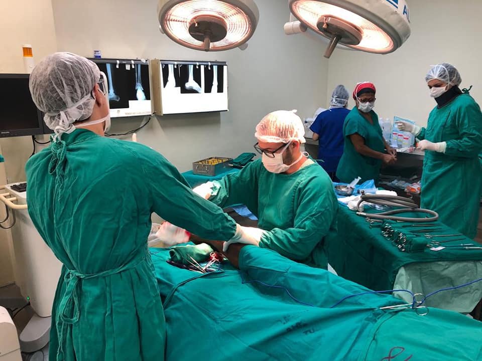 Médicos operando na sexta etapa do mutirão de cirurgias ortopédicas